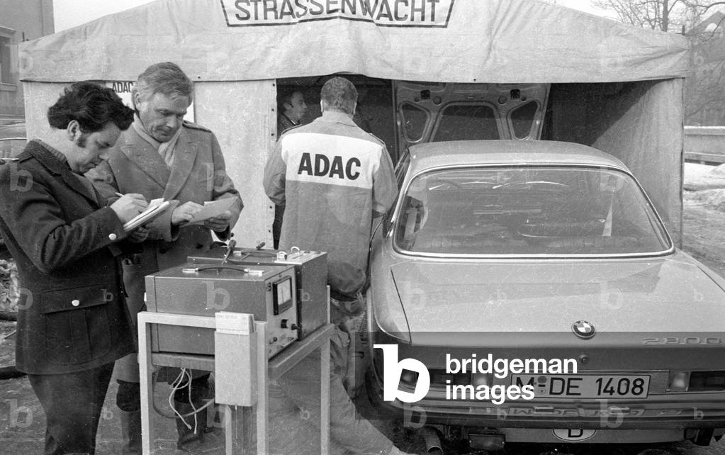ADAC CO emissions test with Blacky Fuchsberger, 1971 (b/w photo)