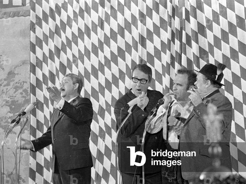 Musical comedy at the Starkbierfest (Strong Beer Festival) in Munich, 1971 (b/w photo)
