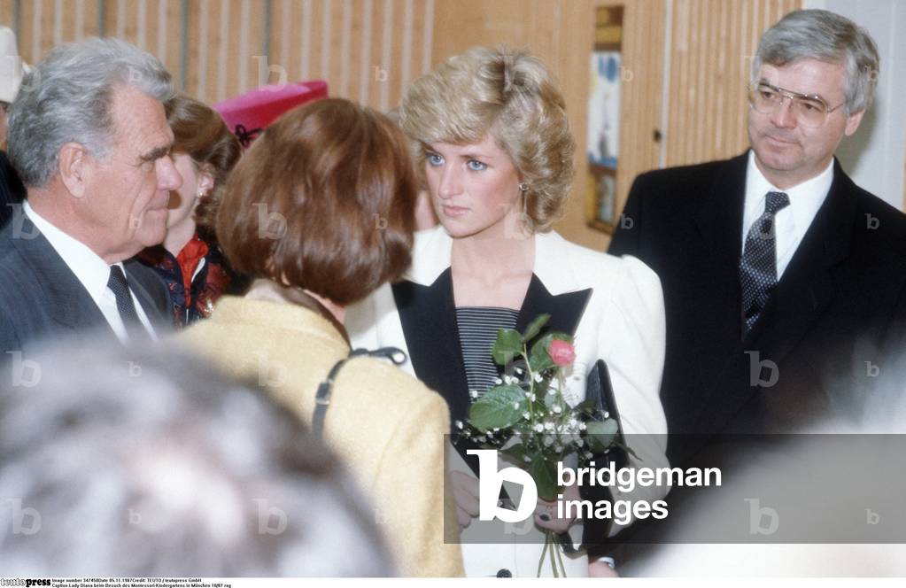 Lady Diana visiting the Montessori kindergarten in Munich 10/87 rag England UK aristocracy Royalty wife of Charles Prince of Wales blond woman reputable costume people standing talking half crosswise