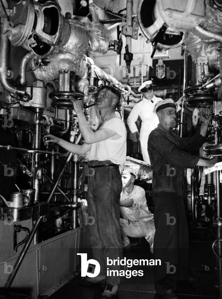 Engine room of a minesweeper, 1930s (photo)