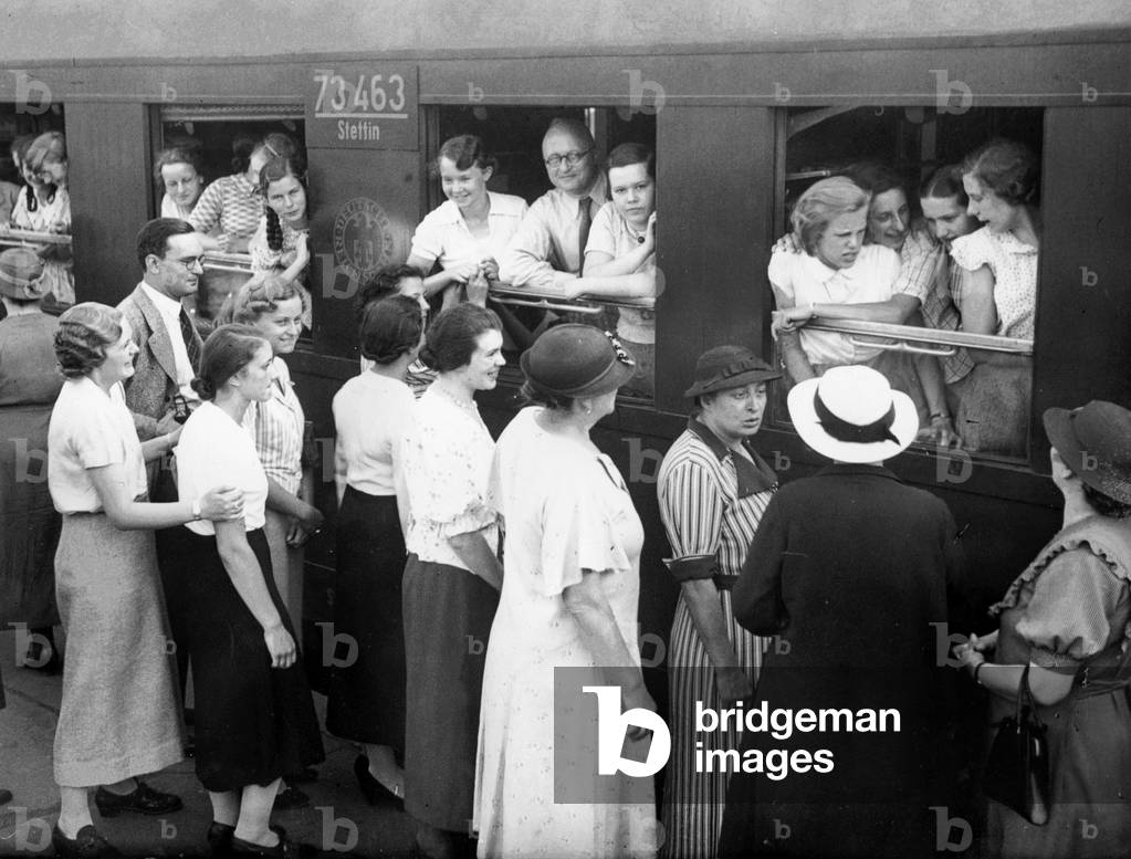 Parents say goodbye to their children at the Stettiner train station in Berlin, 1937 (b/w photo)