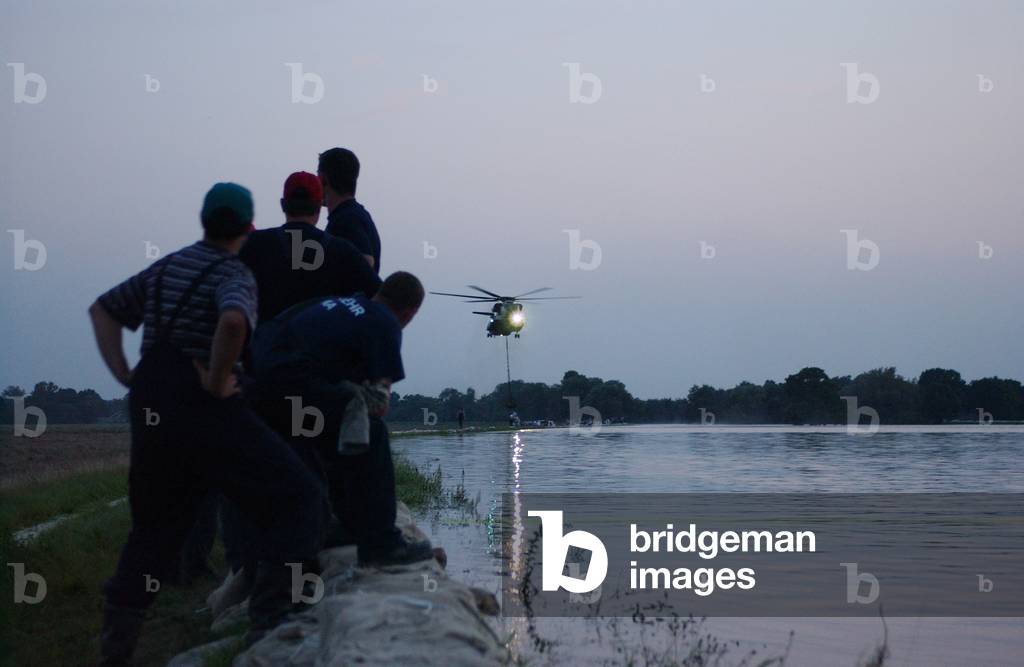 Helicopters of the Bundeswehr support securing a dike in the Dessau suburb of Mildensee (photo)