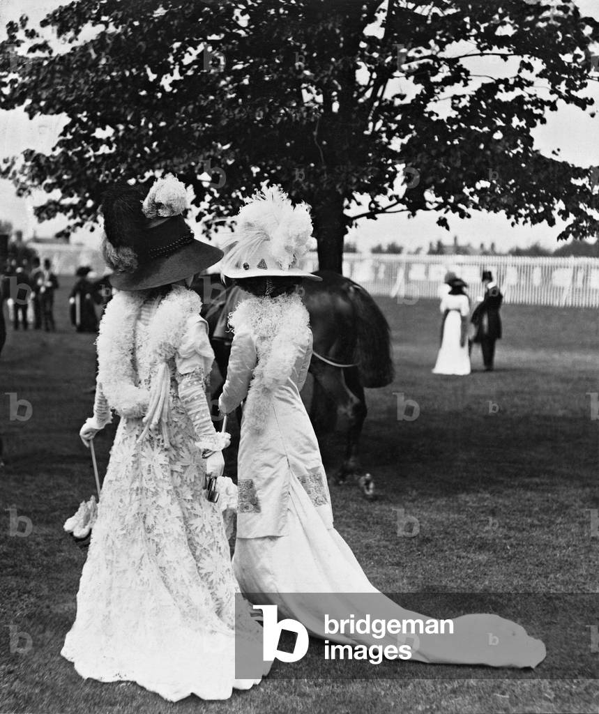 Women at horse race in Berlin, 1902 (b/w photo)