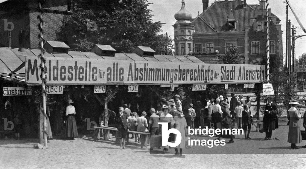 Registration location for the referendum in East Prussia (b/w photo)