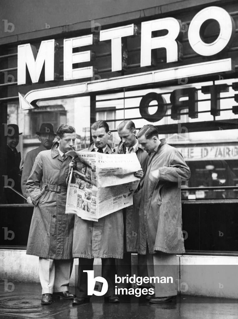 Latest news in Paris, 1939 (b/w photo)