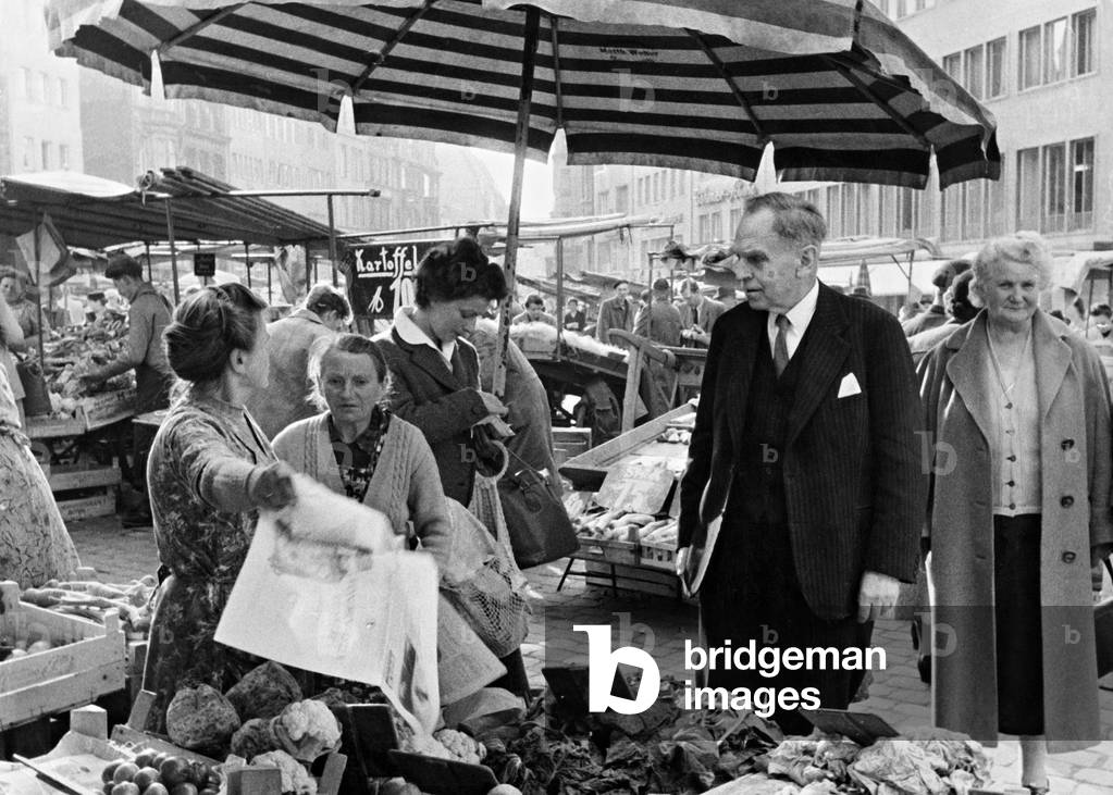 Otto Hahn in Bonn, 1957 (b/w photo)