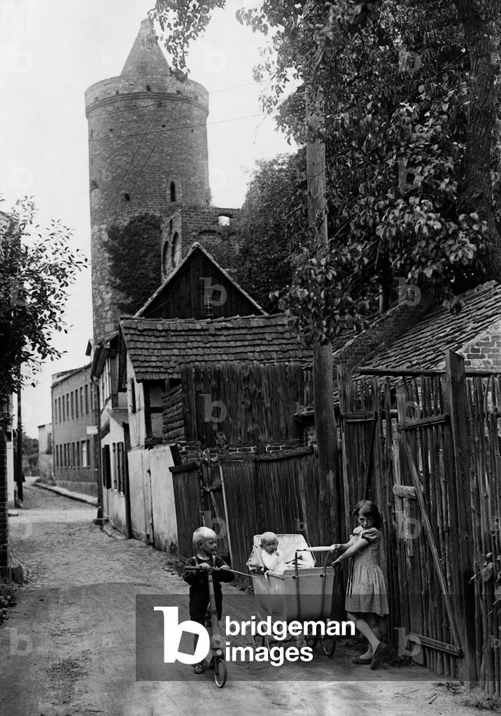 Children in Juterbog, 1933 (b/w photo)