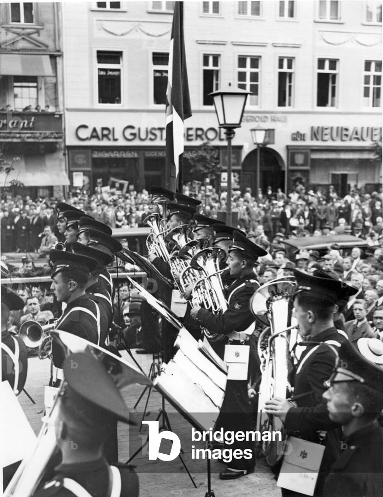 Concert on Unter den Linden in Berlin, 1937 (b/w photo)