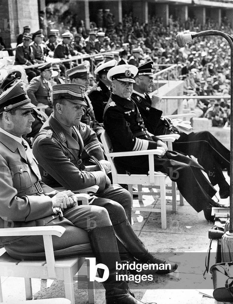 Rudolf Hess, Victor and Walter Lutze book from the realm of competition SA, 1939 (b/w photo)