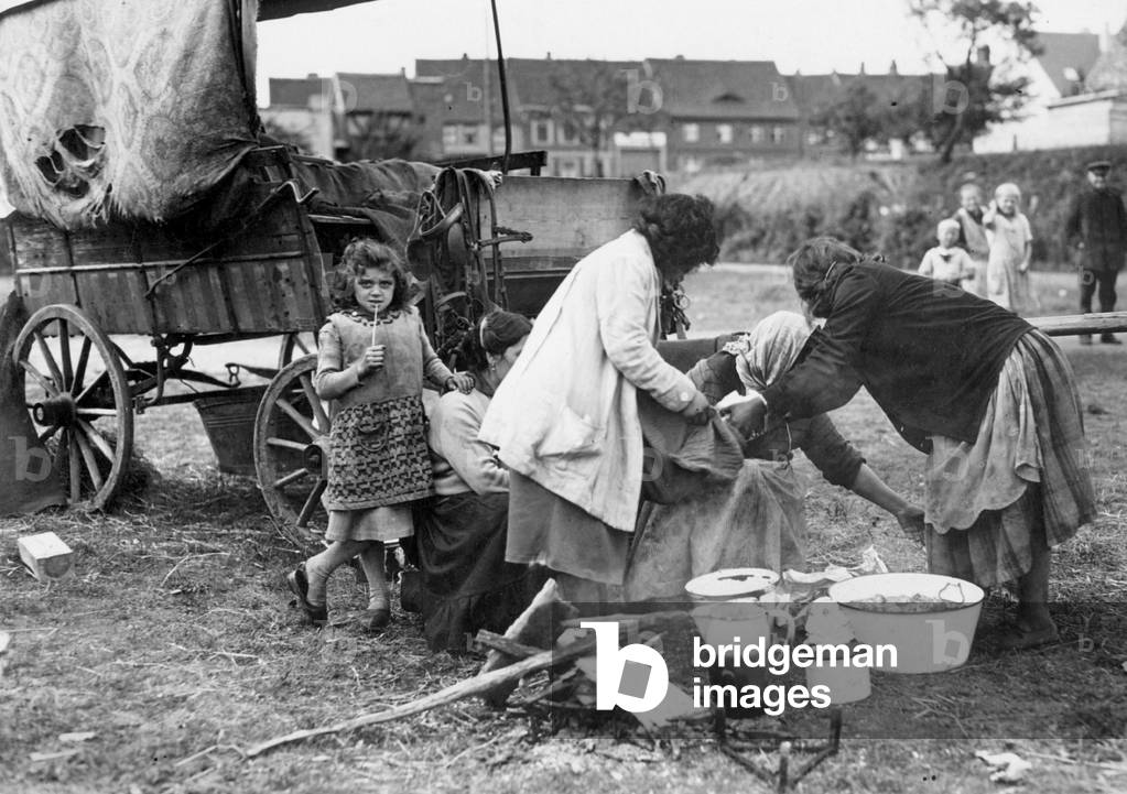 Women and children in a Sinti camp (b/w photo)