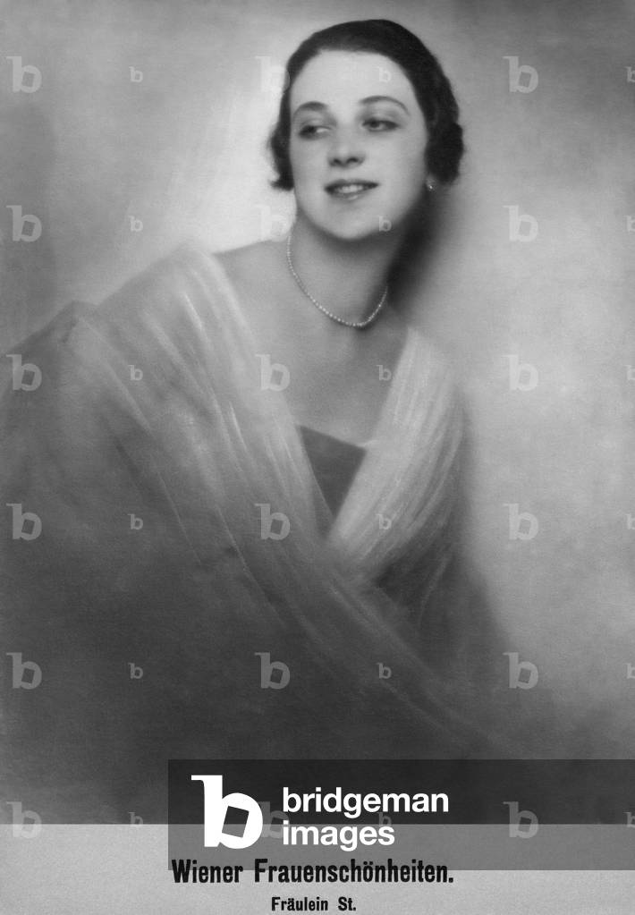 Portrait of a woman, 1921 (b/w photo)