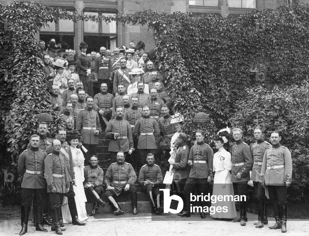 Viktoria of Schaumburg-Lippe with a group of officers, 1907 (b/w photo)