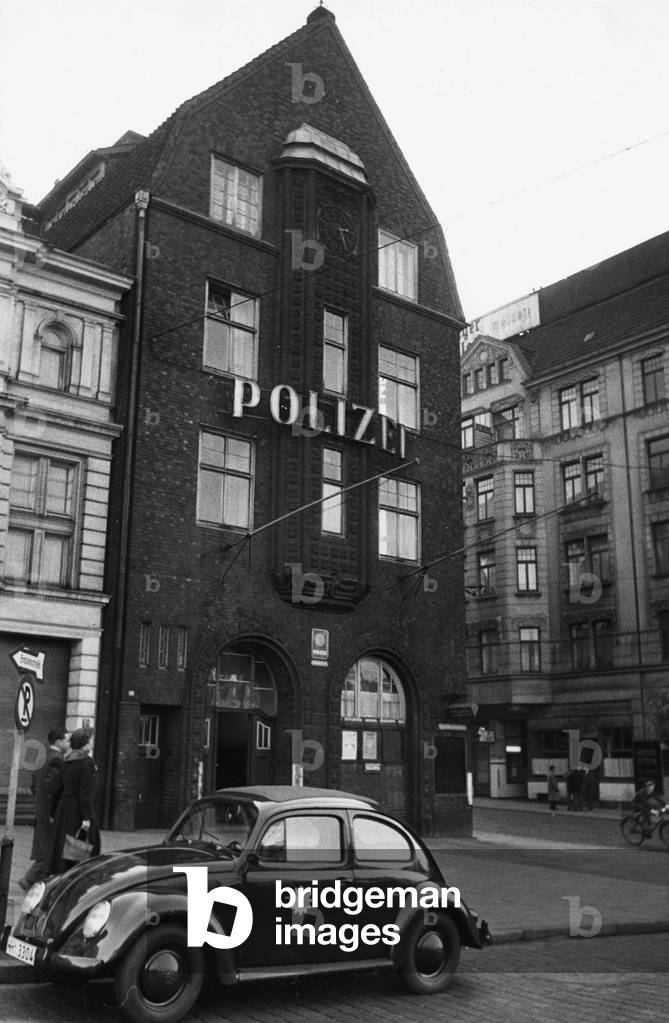 Police station St. Pauli, 1956 (b/w photo)