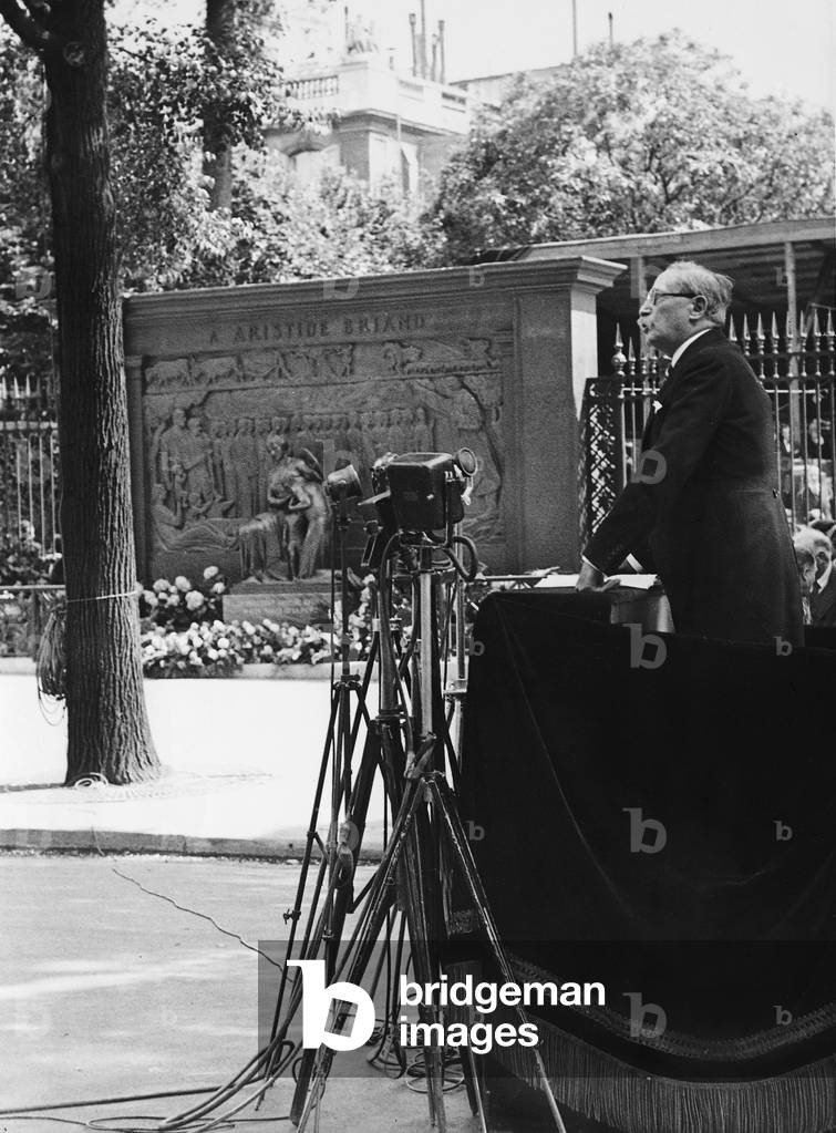 Leon Blum gives a speech, 1937 (b/w photo)