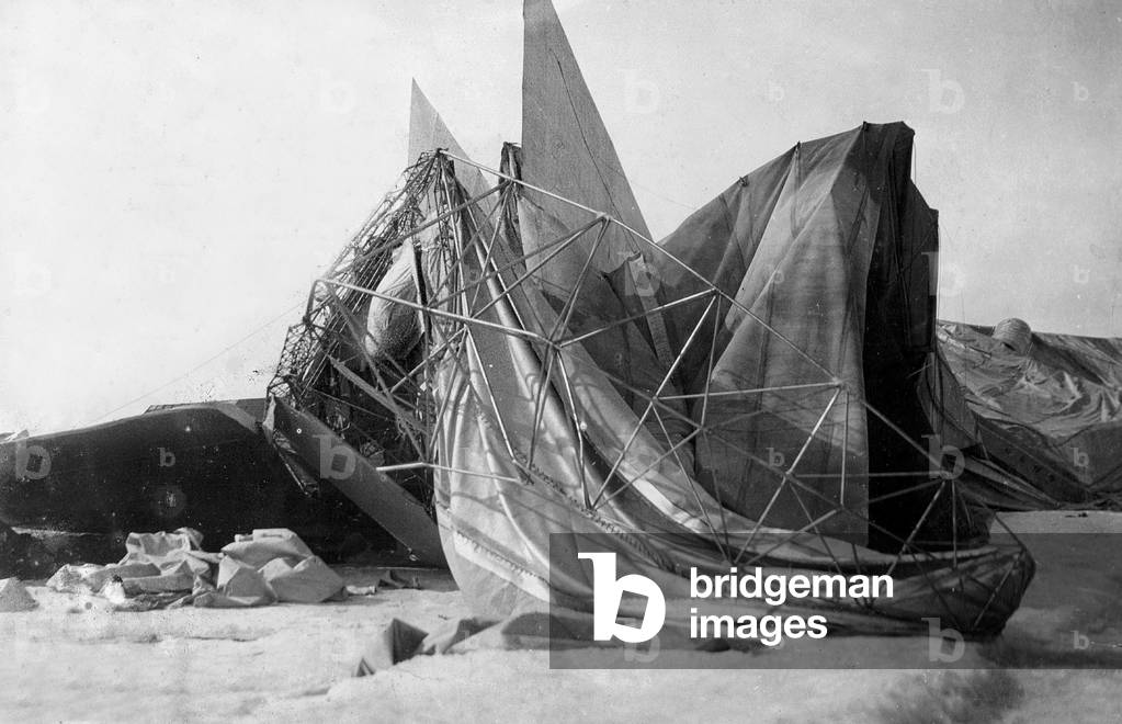 Wreck of the airship 'Norge' (b/w photo)
