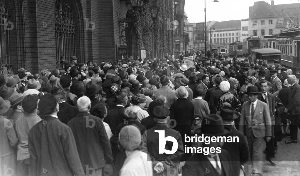 Rush of depositors at the Berlin Sparkasse, 1931
