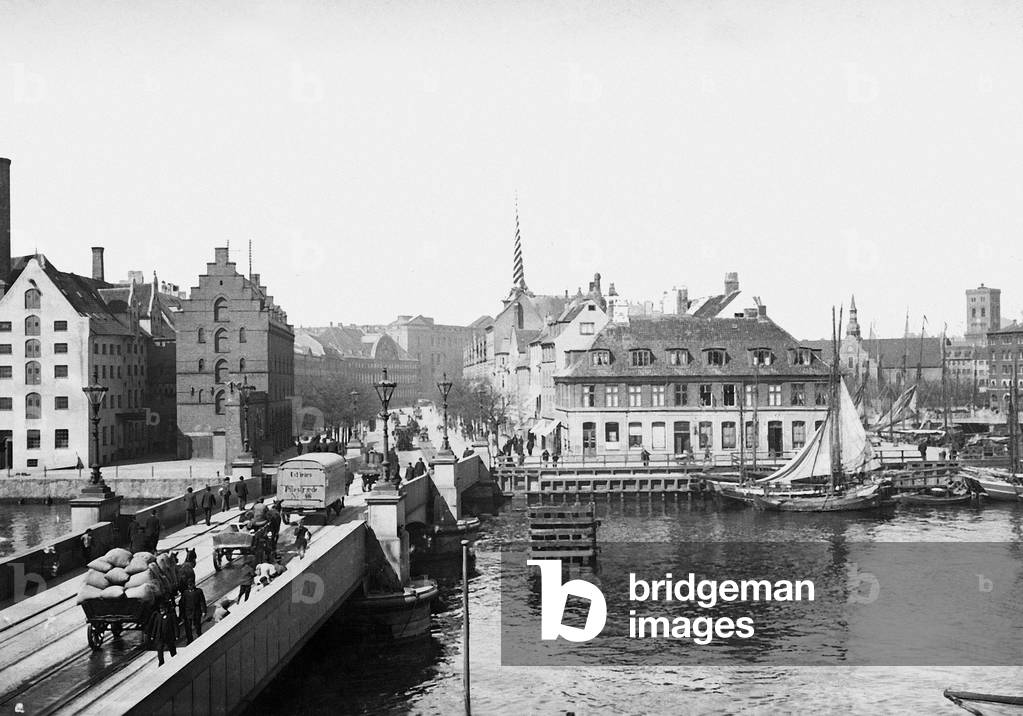 The Knippelsbro (Knippel Bridge) in Copenhagen, 1905 (b/w photo)
