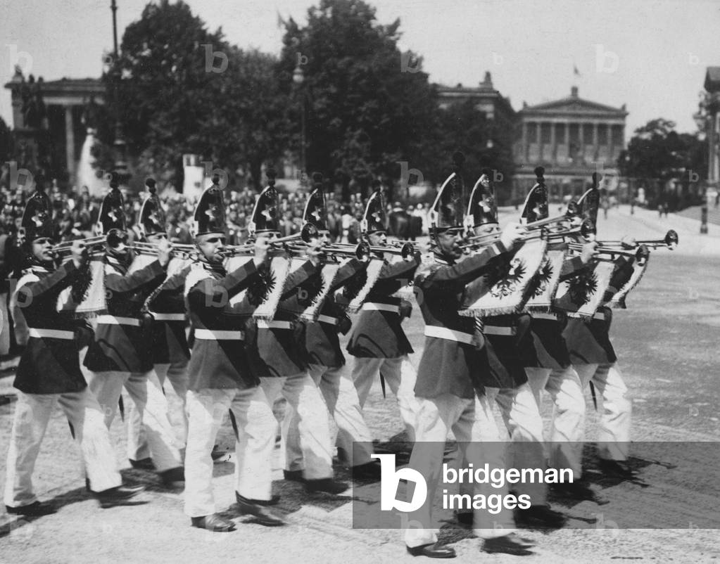 Music corps in Berlin, 1913 (b/w photo)
