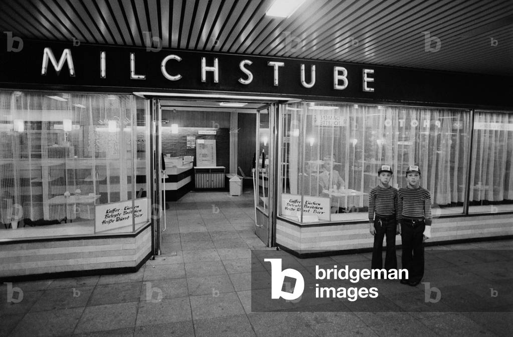 Children in front of a milk bar (b/w photo)