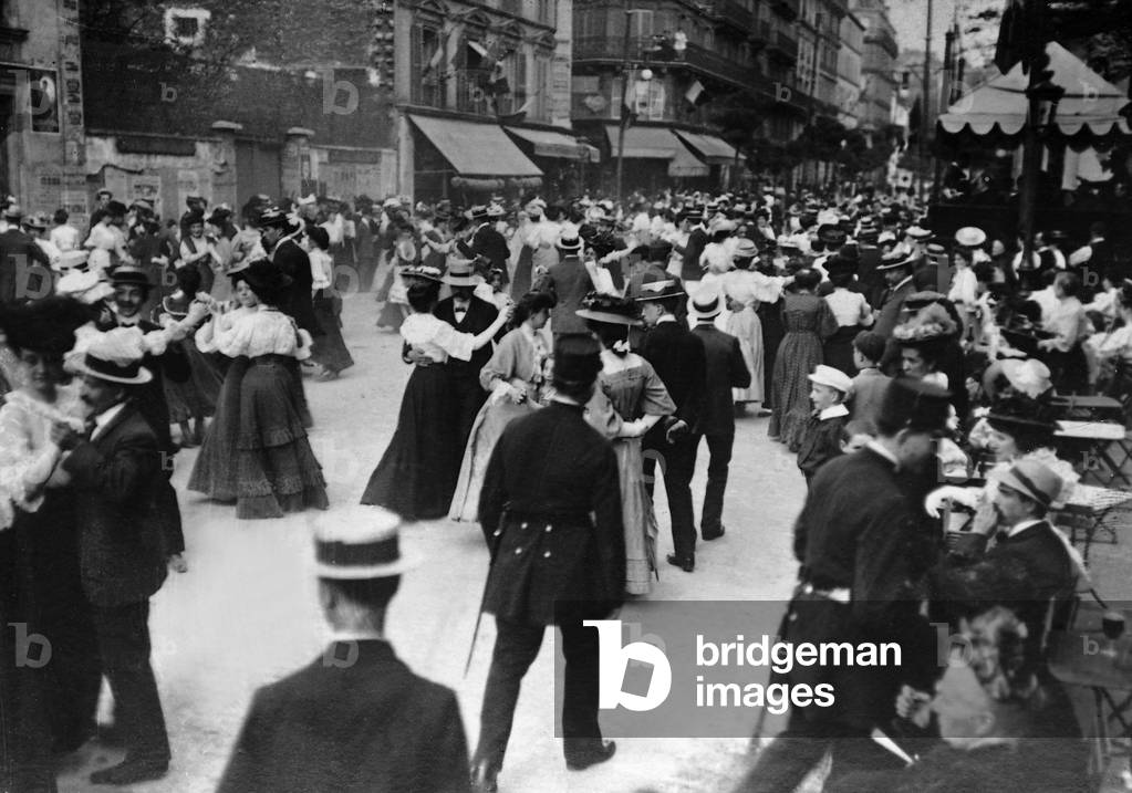Couples dancing on French National Day in the streets of Paris, 1909 (b/w photo)