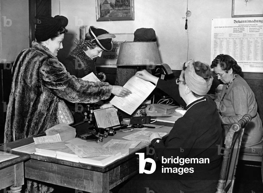 Women sign up for Arbeitseinsatz (labour deployment), 1943