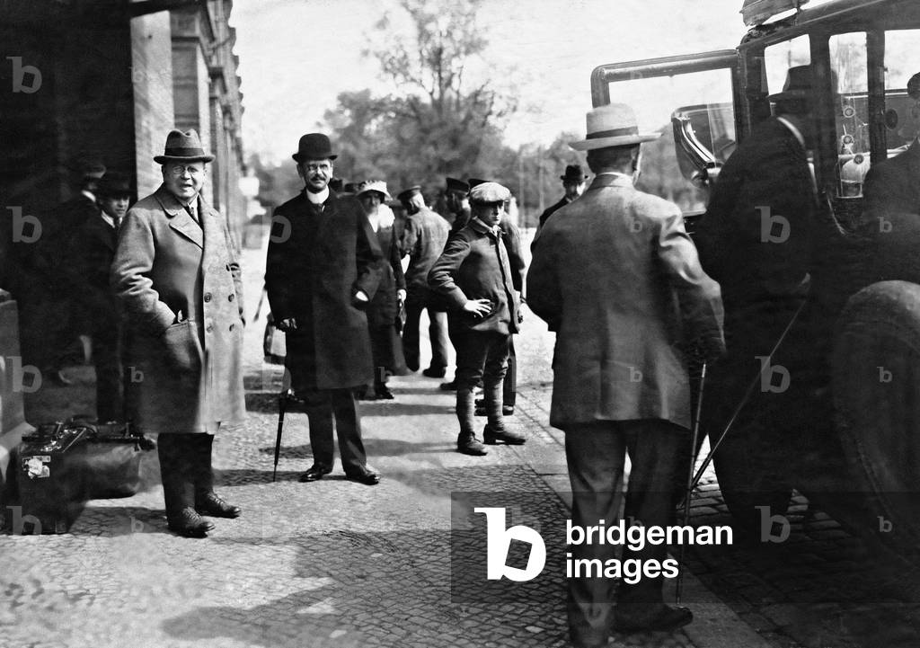 Matthias Erzberger and Hans Bell return their return from the conference in Spa, 1920 (b/w photo)