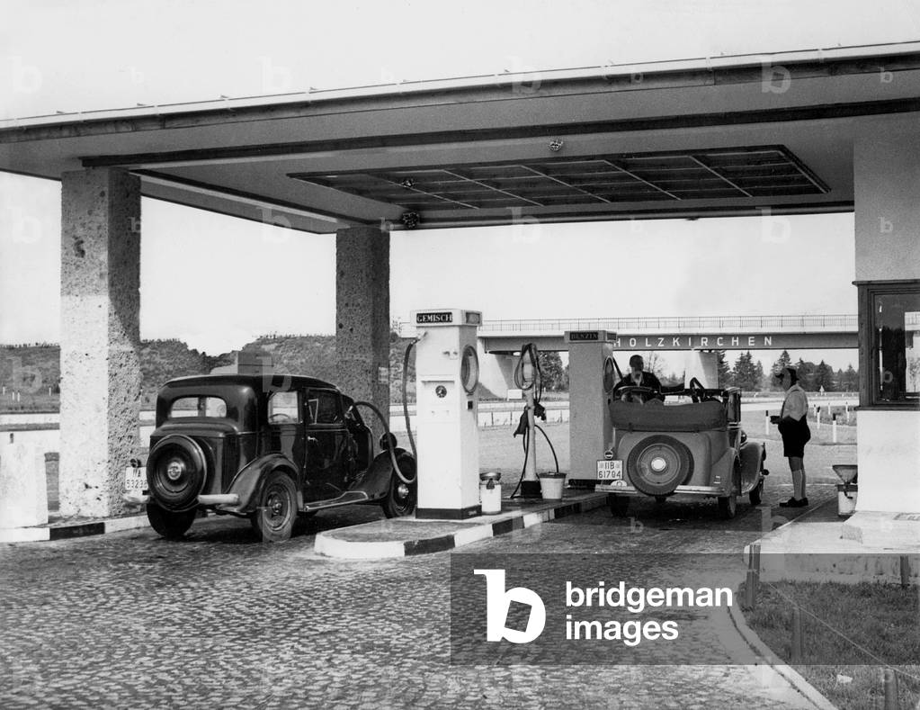 Gas station near Holzkirchen on the Reich highway Munich-Salzburg, 1939 (b/w photo)