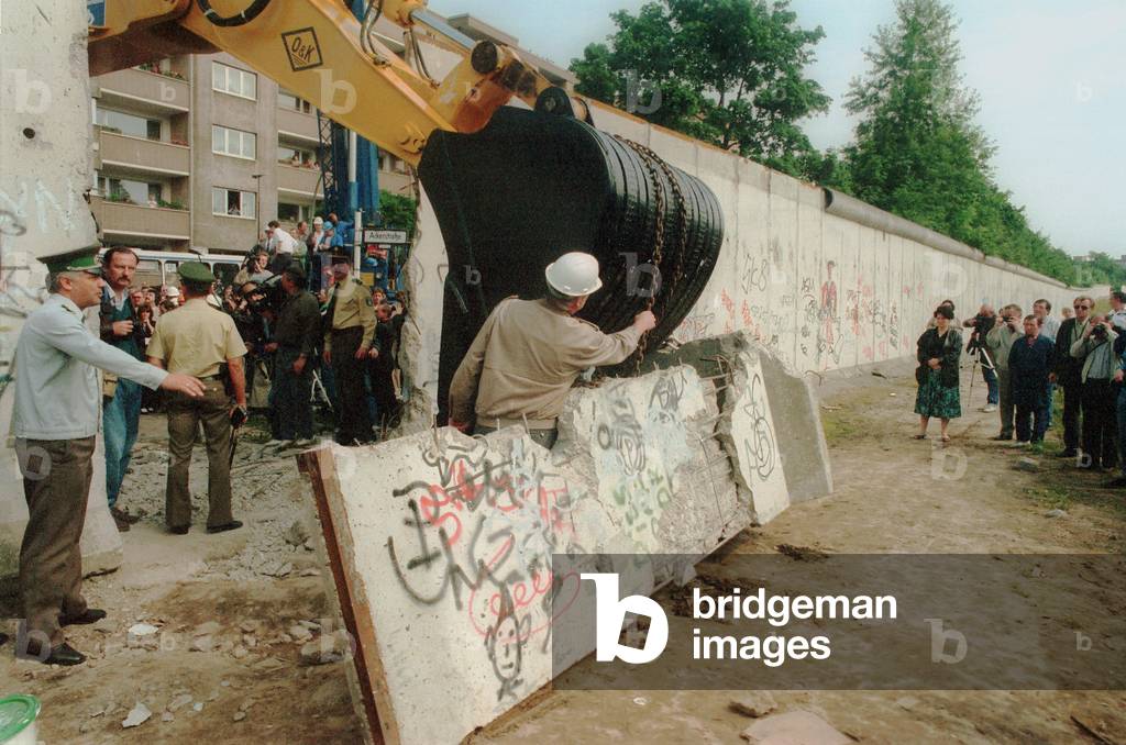GDR policeman and West Berlin policeman in Berlin-Wedding, Bernauer Strasse, 12 June 1990