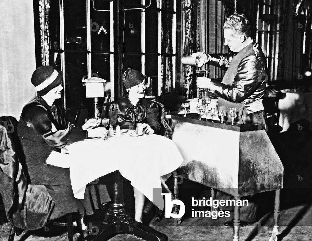 Cocktail bar in New York, 1933 (b/w photo)