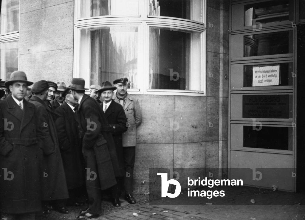 Waiting for reemployment after the strike of the Berlin Transportation Company, 1932 (b/w photo)
