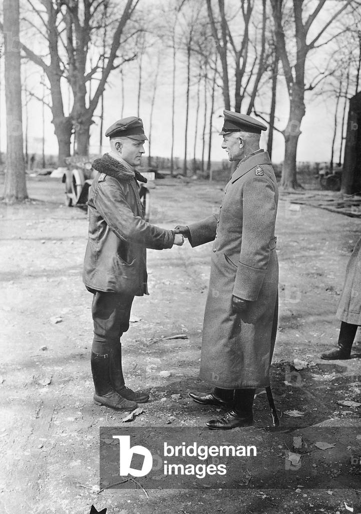 Manfred von Richthofen and von Hoeppner (b/w photo)
