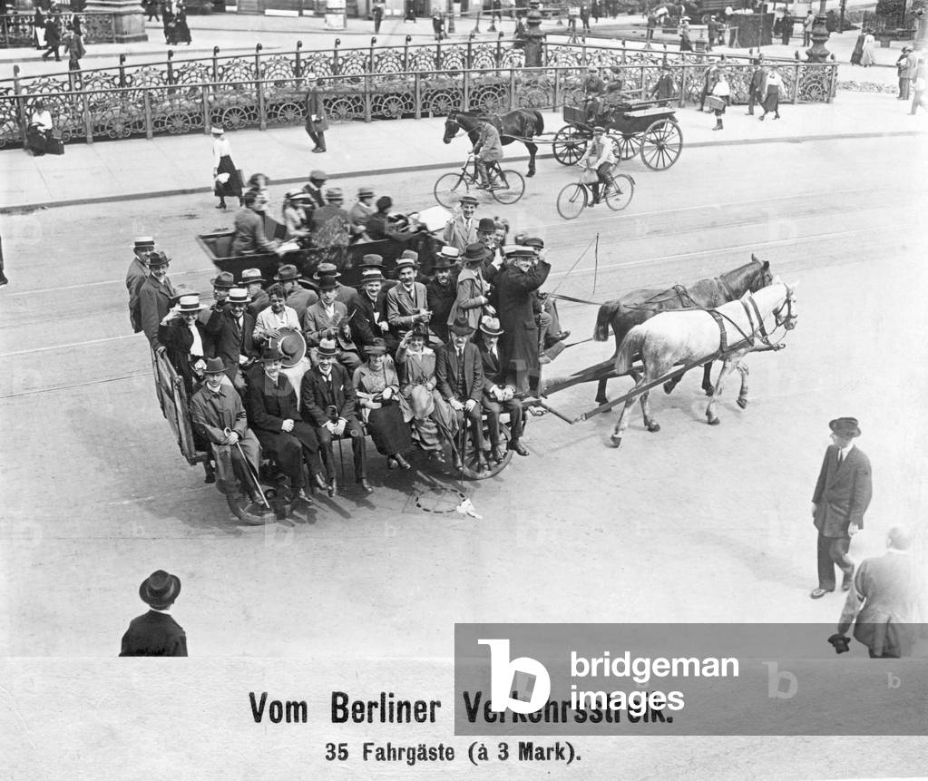 Replacement tram during the traffic strikes in Berlin, 1919