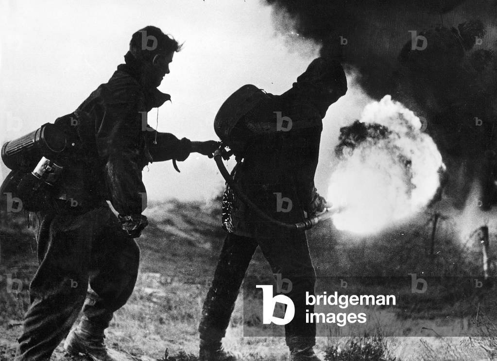 German engineers at an exercise, 1943 (b/w photo)