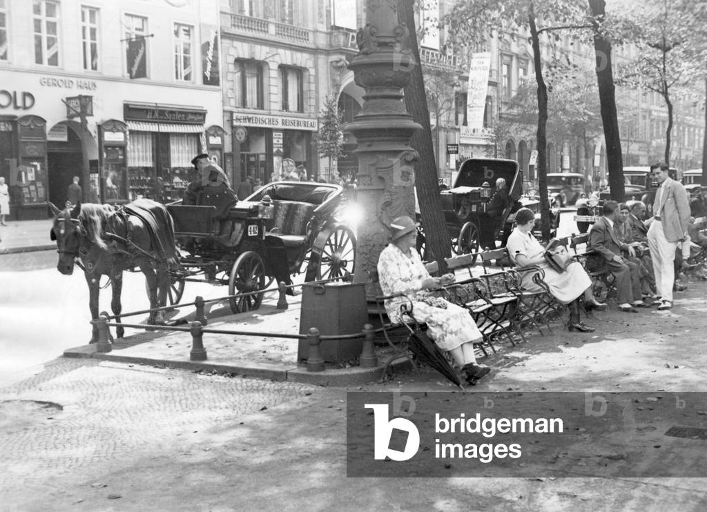 In the shadow on the Unter den Linden in Berlin, 1932 (b/w photo)