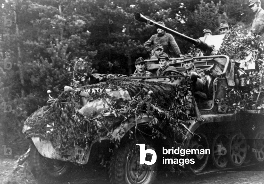 German Flak on the Eastern front, 1944 (b/w photo)