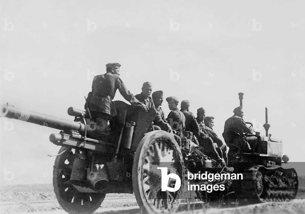 Transport of an artillery gun in WWII on the Eastern front, 1942 (b/w photo)