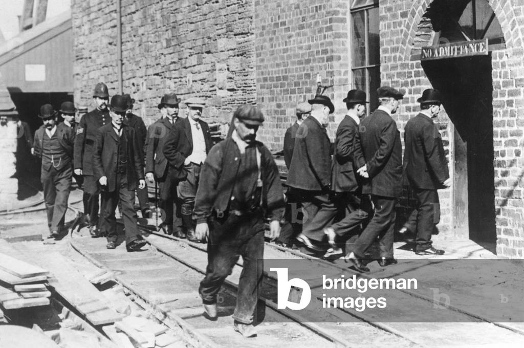 Strike of textile workers in Great Britain, 1910 (b/w photo)