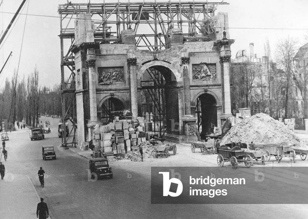 Reconstruction of the Munich Siegestor, 1945