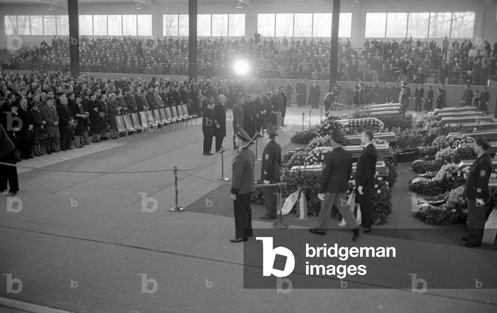 Funeral service for the victims of the plane crash, 1961 (b/w photo)