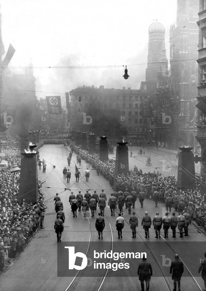 March to commemorate the Beer Hall Putsch, 1935 (b/w photo)