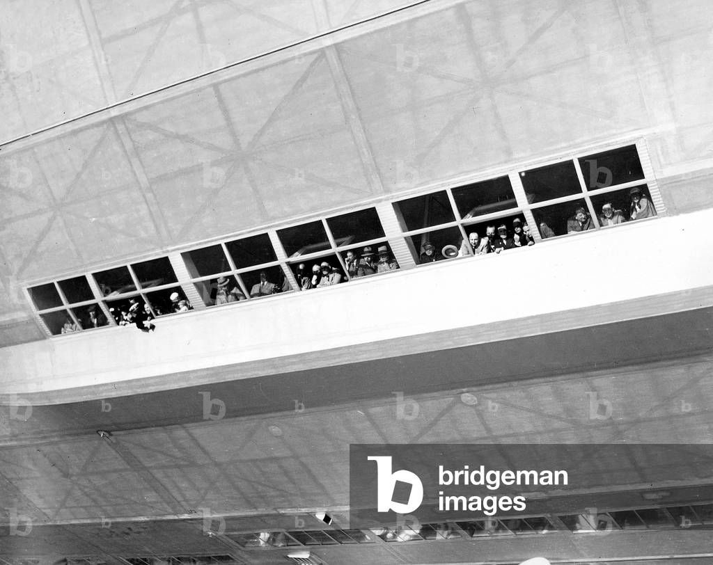 Passengers at the panorama windows of the LZ 129 'Hindenburg' (b/w photo)
