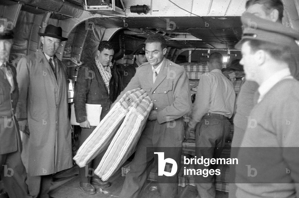 Deployment of the Bundeswehr during an epidemic in Morocco, 1959 (b/w photo)