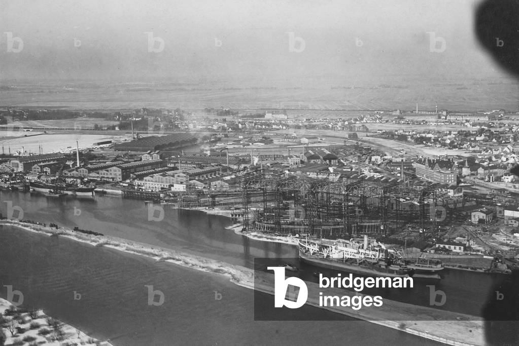 Harbor and Weser river dock in Bremen, 1921 (b/w photo)