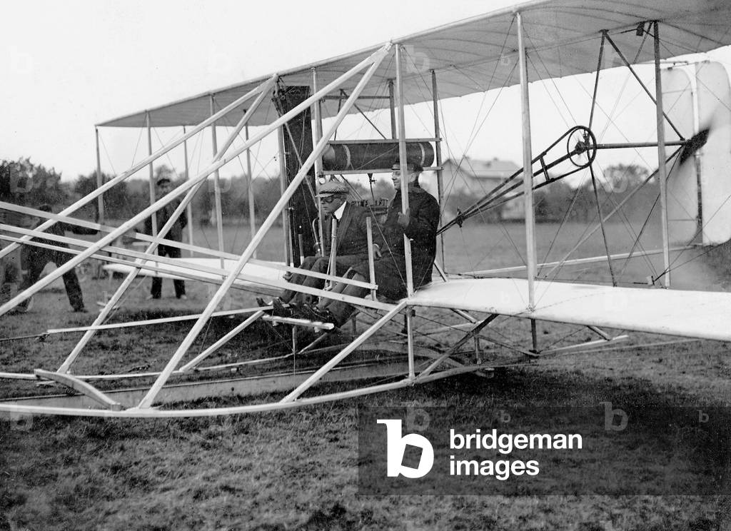 Flight captain Engelhardt starts with a passenger, 1909 (b/w photo)