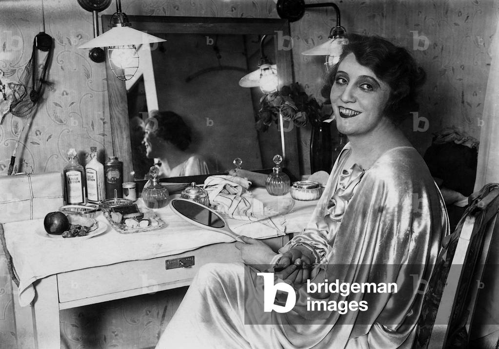 Kaethe Dorsch on the dressing table (b/w photo)