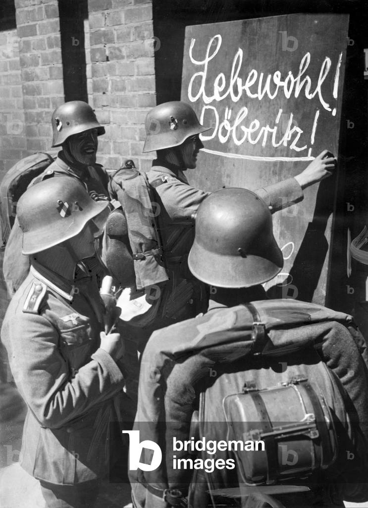 Infantry Regiment Doeberitz bids farewell from the location Doeberitz (b/w photo)