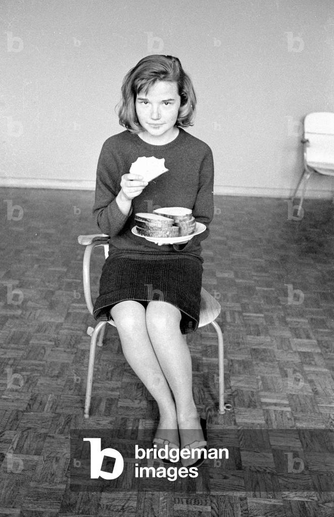 Breads compared in the physiology of nutrition at the Max Planck Institute in Dortmund, 1960 (b/w photo)