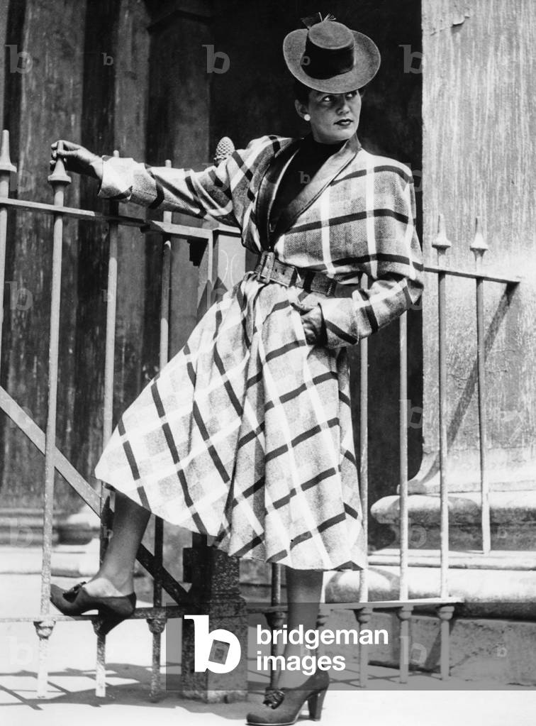 Women's fashion, 1942 (b/w photo)