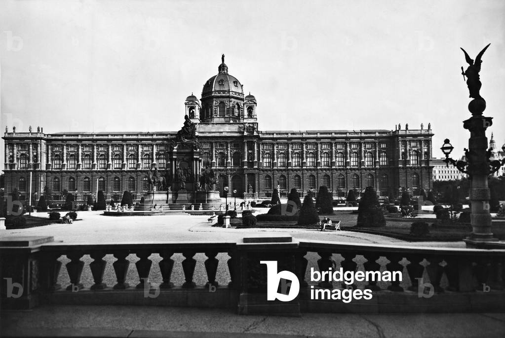 Art-history museum in Vienna, 1938 (b/w photo)