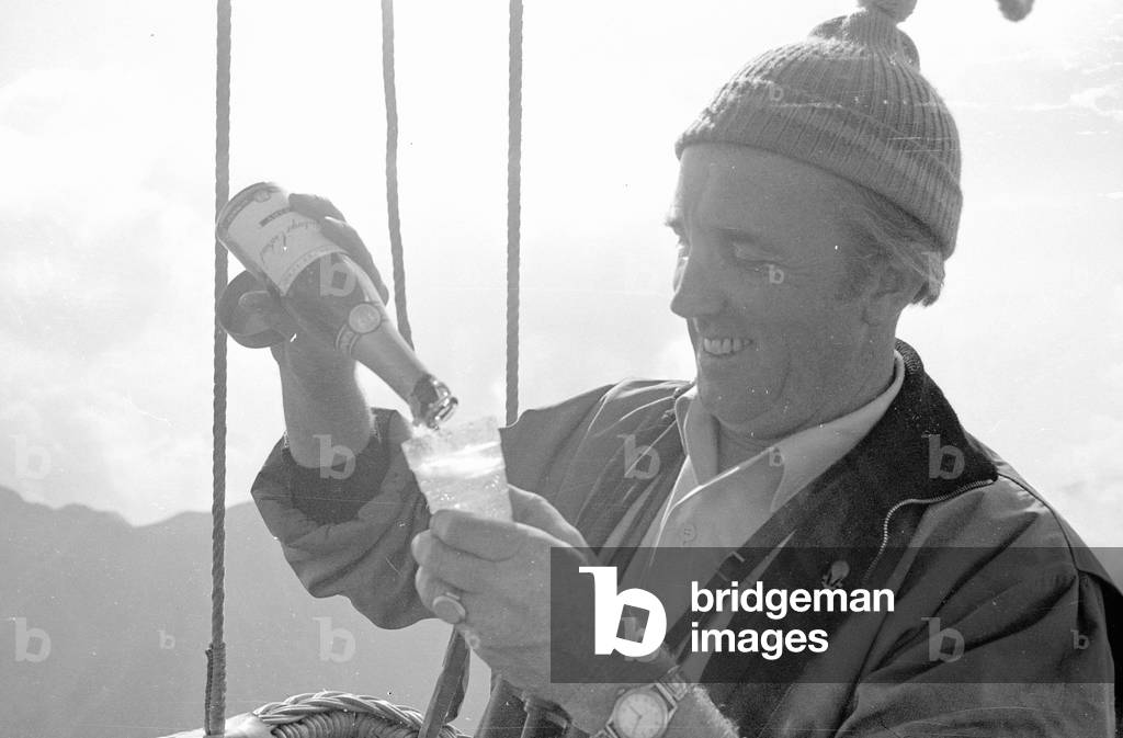 Alfred Eckert during a balloon ride, 1959 (b/w photo)